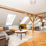 Luxurious 3 Bedroom Apartment In The Old Town