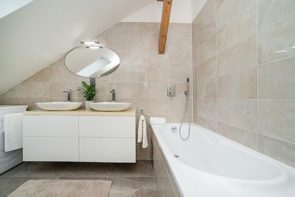 Luxurious 3 Bedroom In The Old Town Apartment