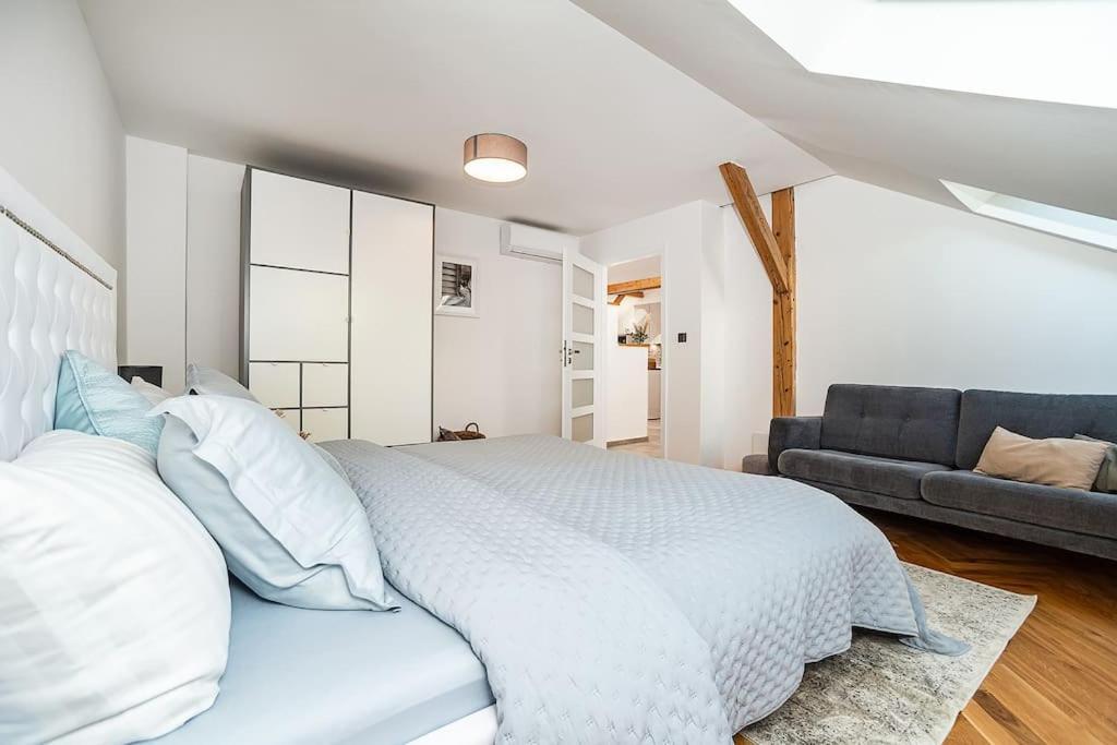 Luxurious 3 Bedroom In The Old Town Apartment *