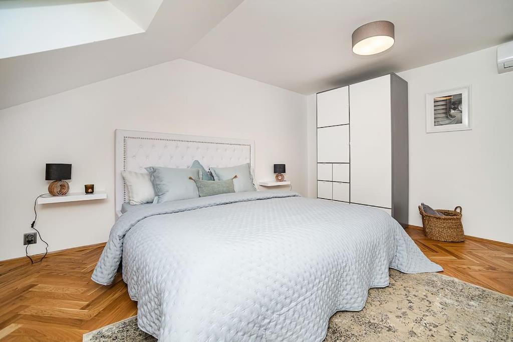 Luxurious 3 Bedroom In The Old Town Apartment *