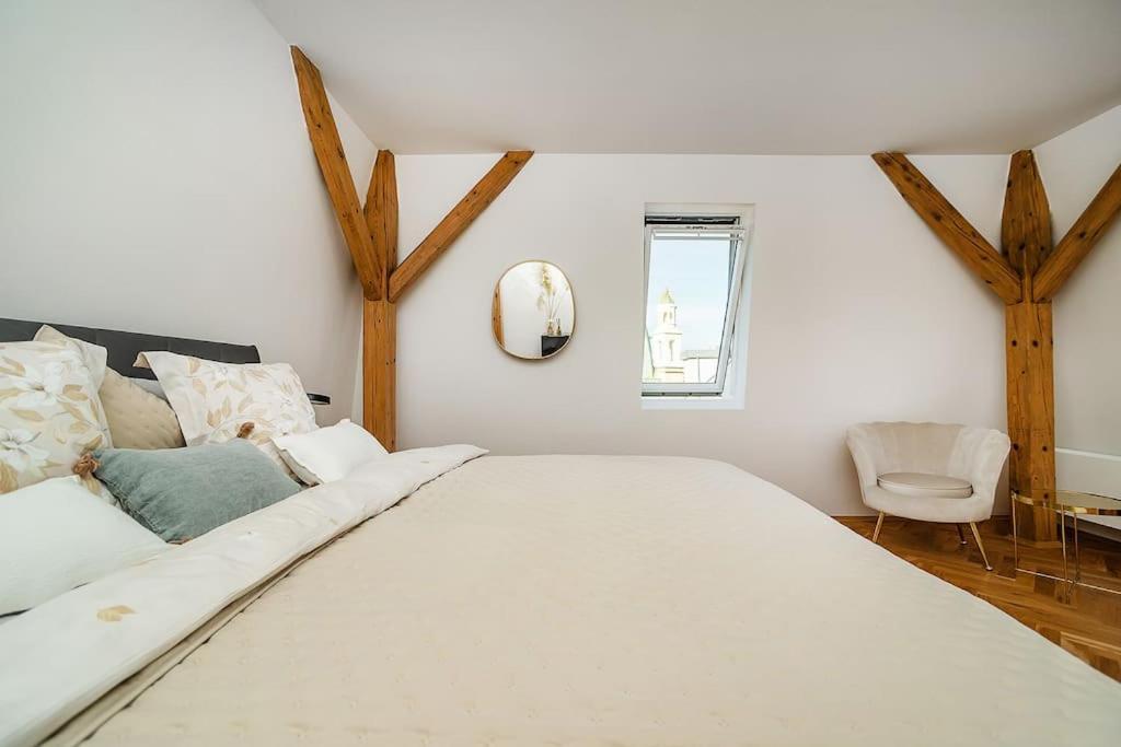 Luxurious 3 Bedroom In The Old Town Apartment