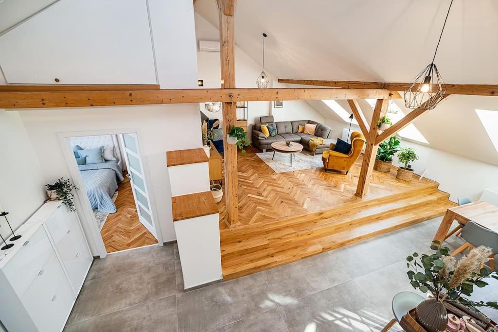 Luxurious 3 Bedroom In The Old Town Apartment *