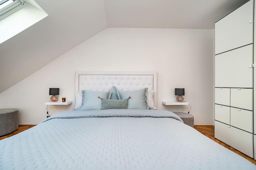 Luxurious 3 Bedroom In The Old Town Prague