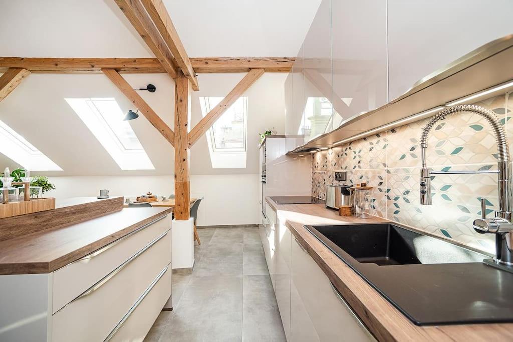 Luxurious 3 Bedroom In The Old Town Apartment *